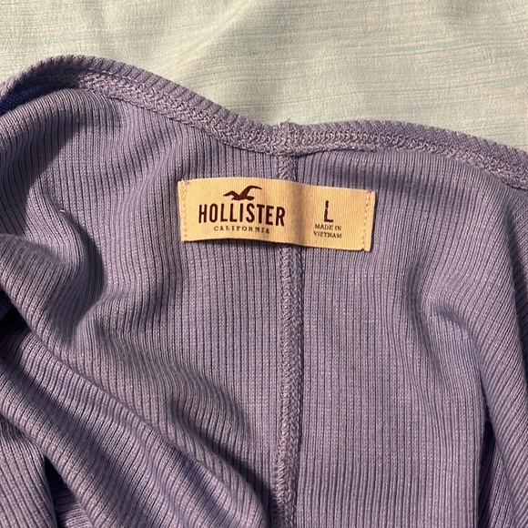 Women’s Hollister Periwinkle Bell Sleeve top with open back - Picture 3 of 3